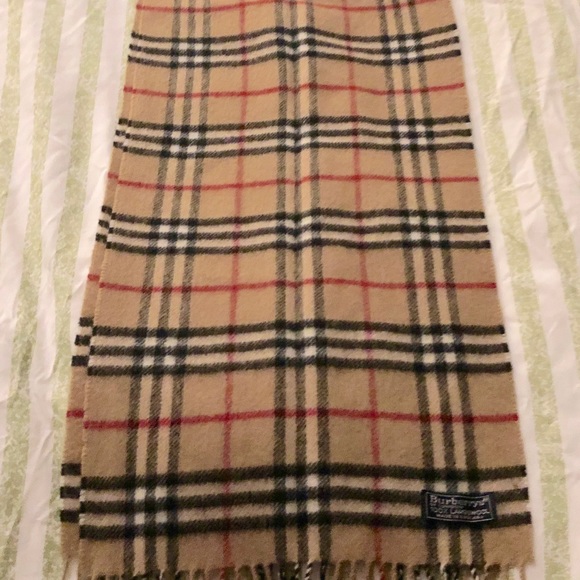 Burberry’s of London 100% lambs wool scarf - Picture 3 of 7